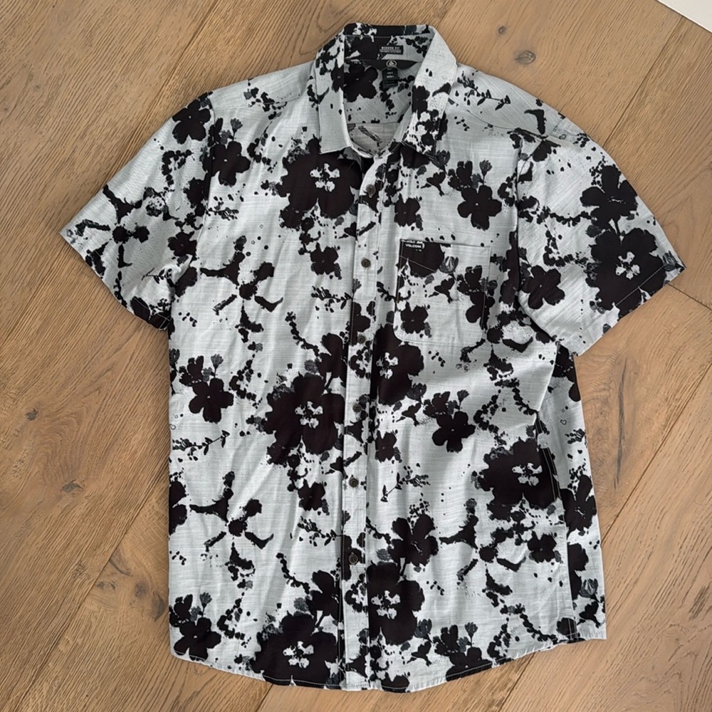 Volcom Modern Fit Short Sleeve Button Up - image 1